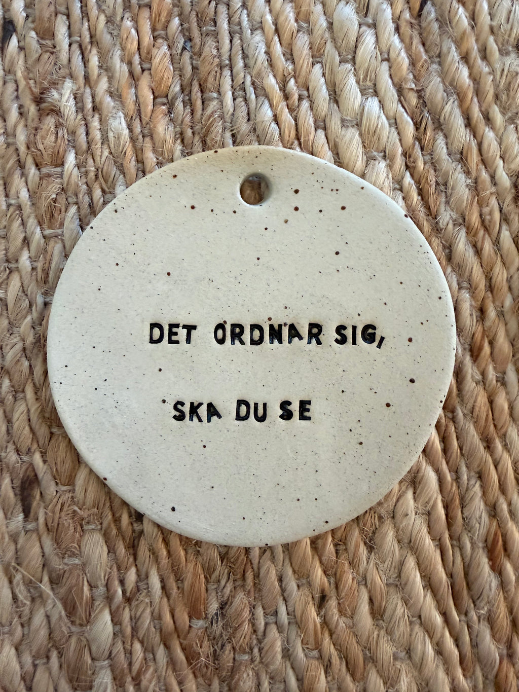 Väggplatta med budskap