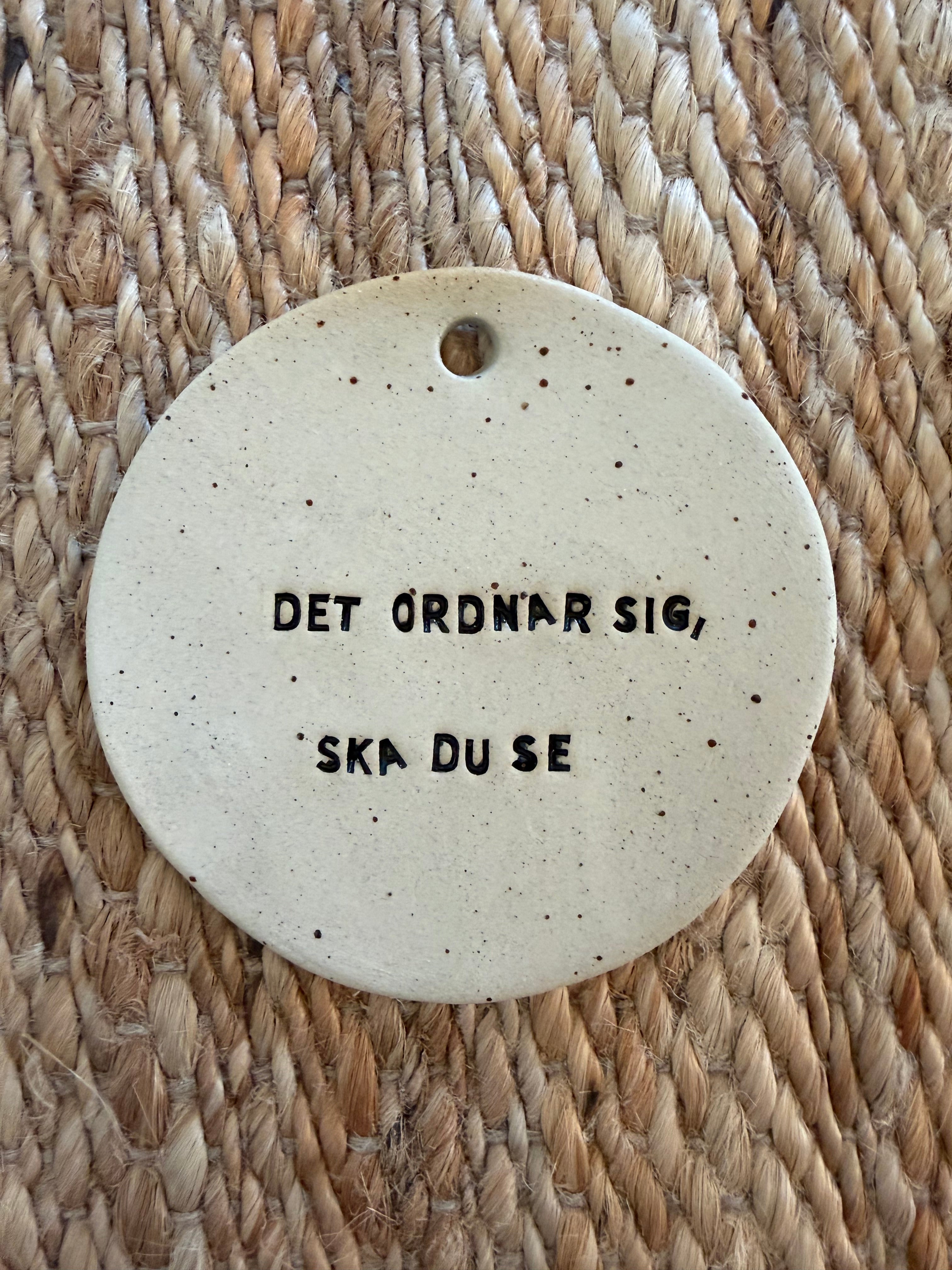 Väggplatta med budskap